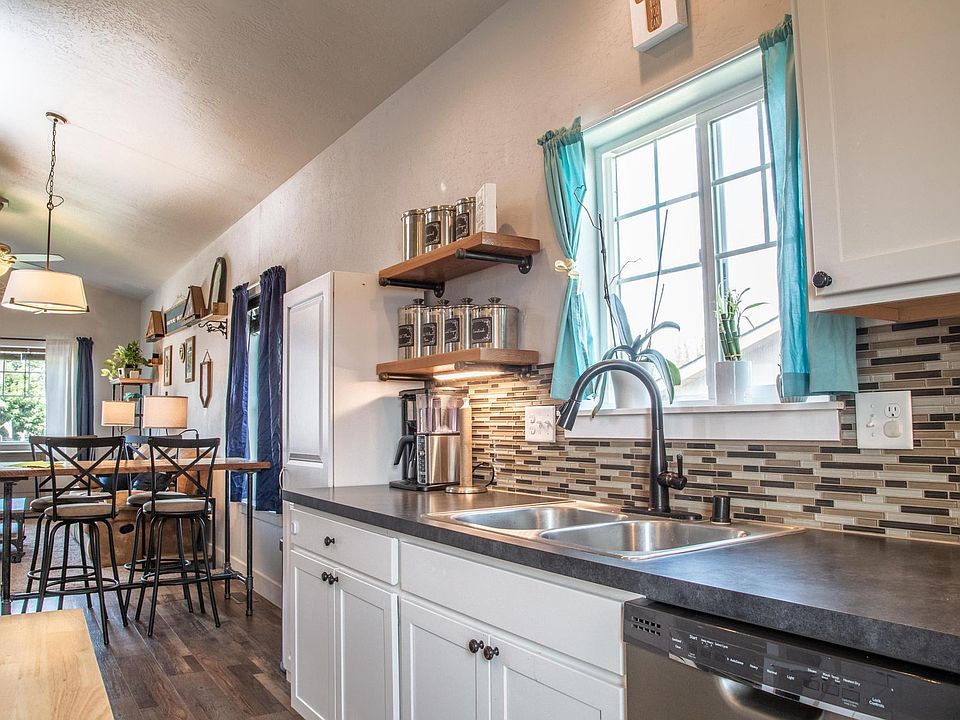 Kitchen (with appliances shown)