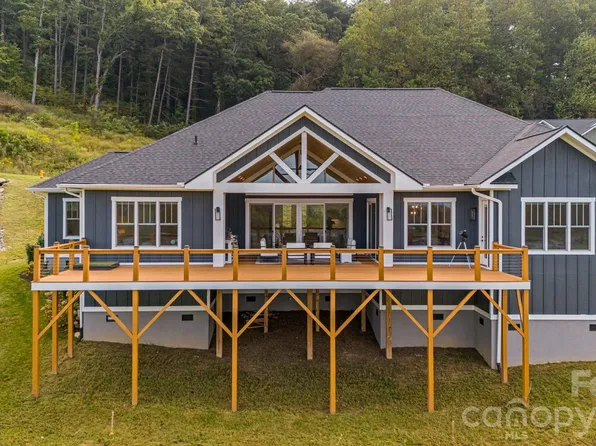 297 Maple Knoll Dr, Hendersonville, NC 28792