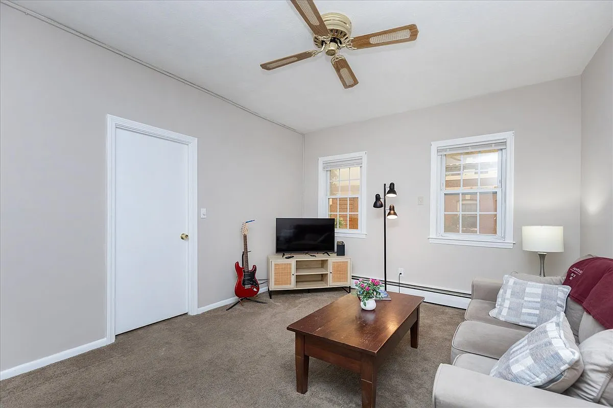 2 bed, 806 sqft, $3,200 — Photo 2
