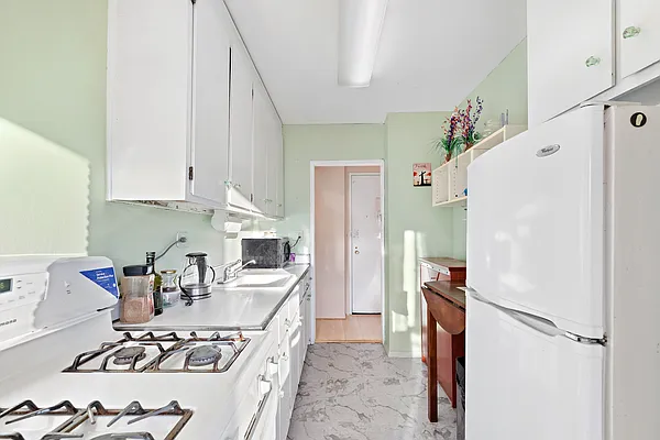 Sold by Thomas Lipovetsky, LREB | media 6