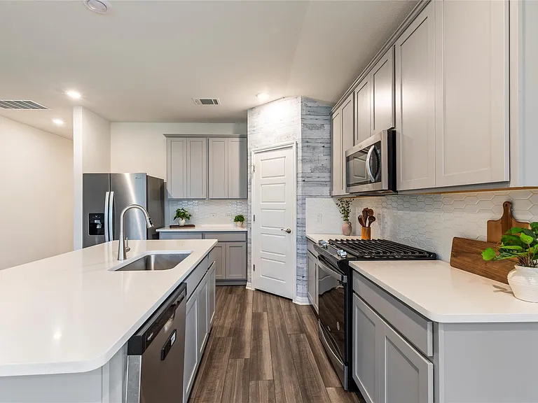 613 Wild Spur Ln — Photo 1