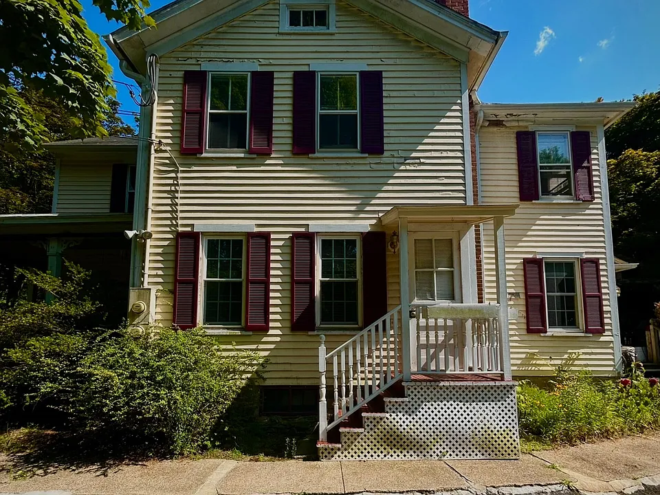 Chestnut St