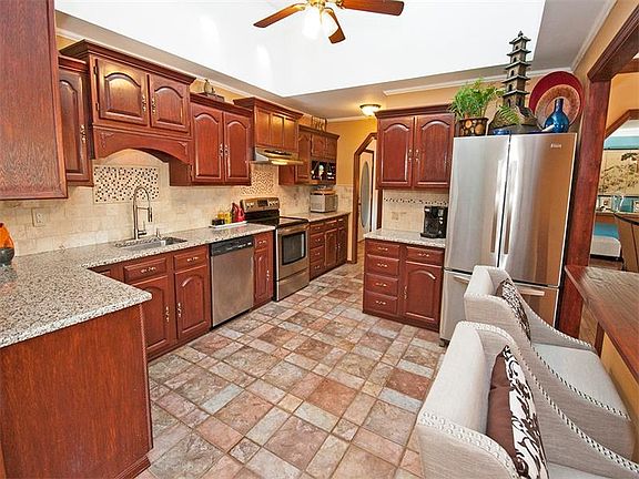 3rd image of 133 Heathercroft Dr
