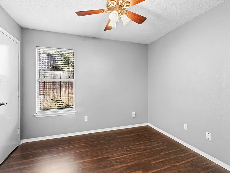 S Erika Ave Duplex — Photo 14