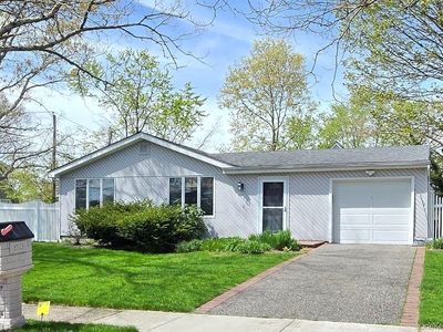 32 Plaza Lane, Selden, NY, 11784