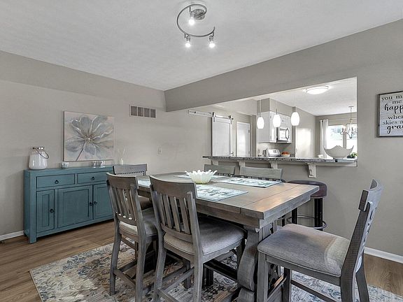 4th image of 168 Scottsbury Ct