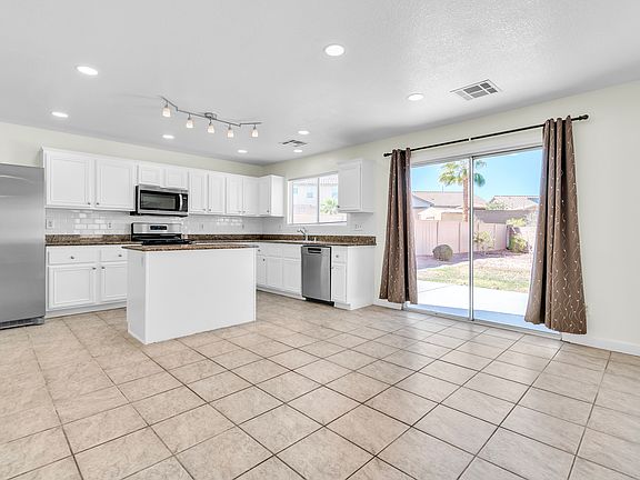 3rd image of 366 Penney View Ct