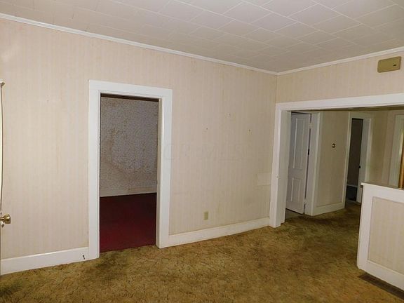 5th image of 118 E 8th St