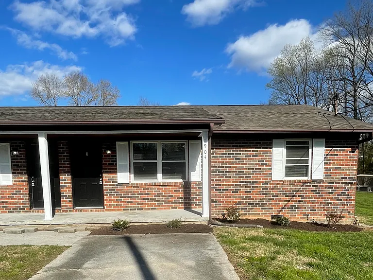 1908 Meadowview Ln — Photo 1