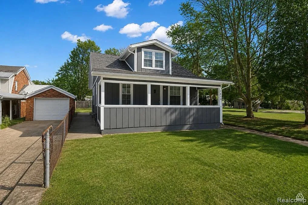 3 bed, 1.0 bath, 1194 sqft, $1,650 — Photo 2