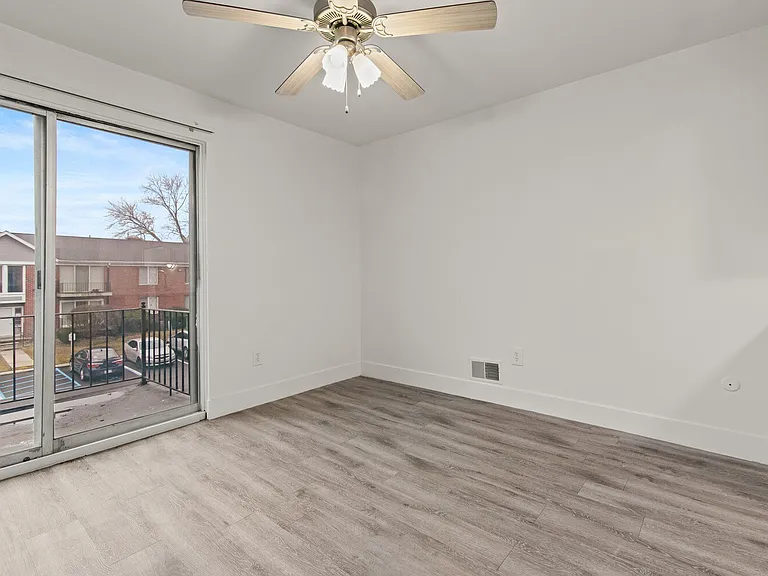 Carriage Hill Apartments - Dearborn Heights, MI — Photo 9
