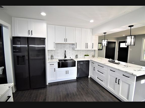 3rd image of 3703 Bluebird Ln