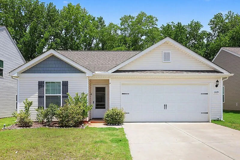 3 bed, 2.0 bath, 1180 sqft, $2,100 — Photo 2