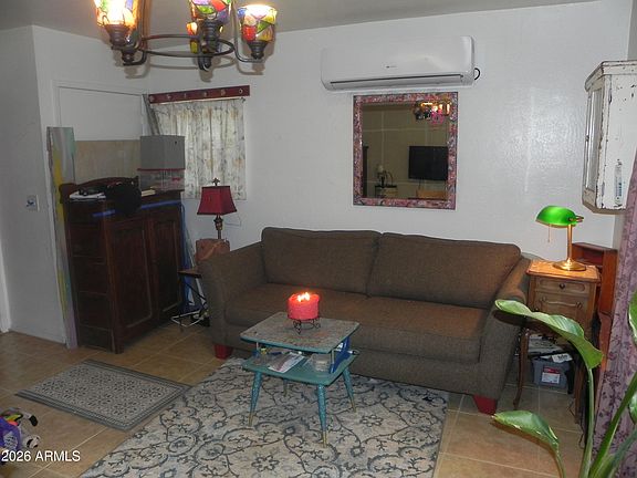 5th image of 812 W MUNSEE Drive