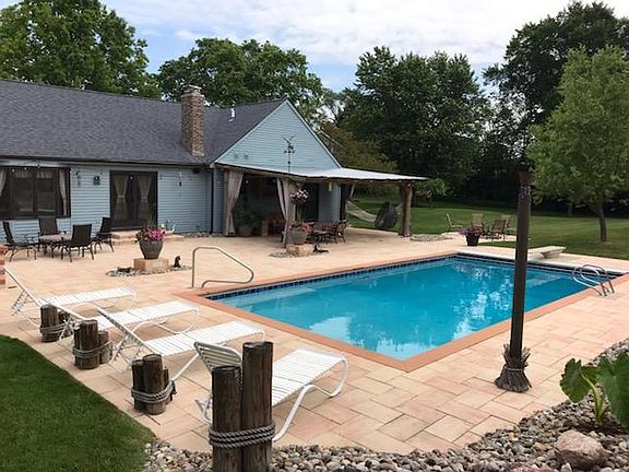 Jaccuzi heated pool.NG Tikis