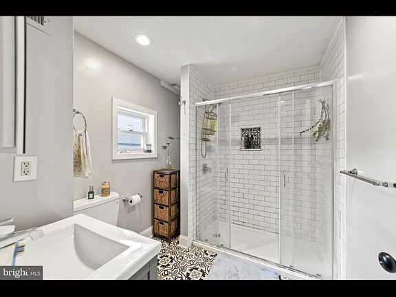4th image of 2402 E Gordon St Floor 2
