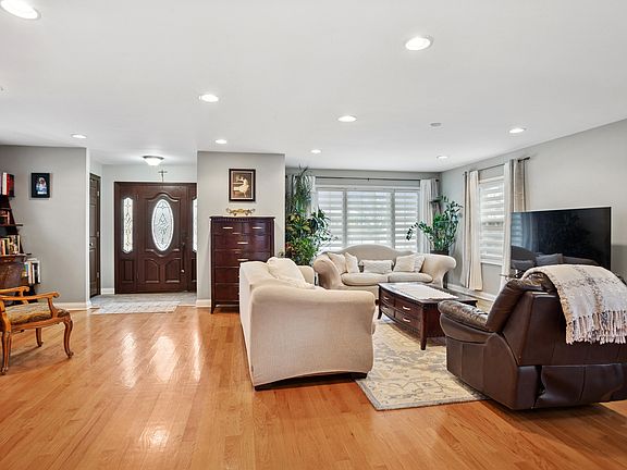 4th image of 420 Radcliffe Ave