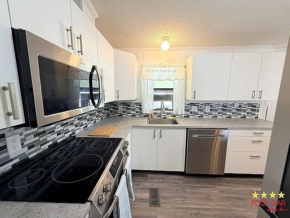3rd image of 307 Holly Berry Ln