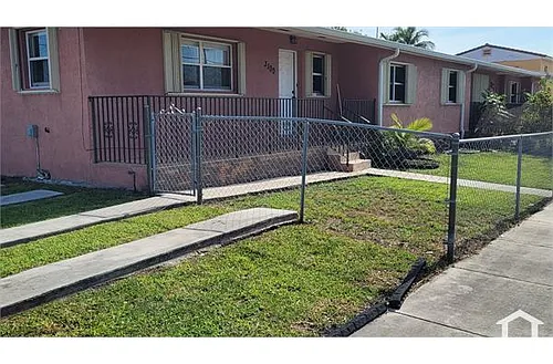 3100 SW 2nd St Photo 1