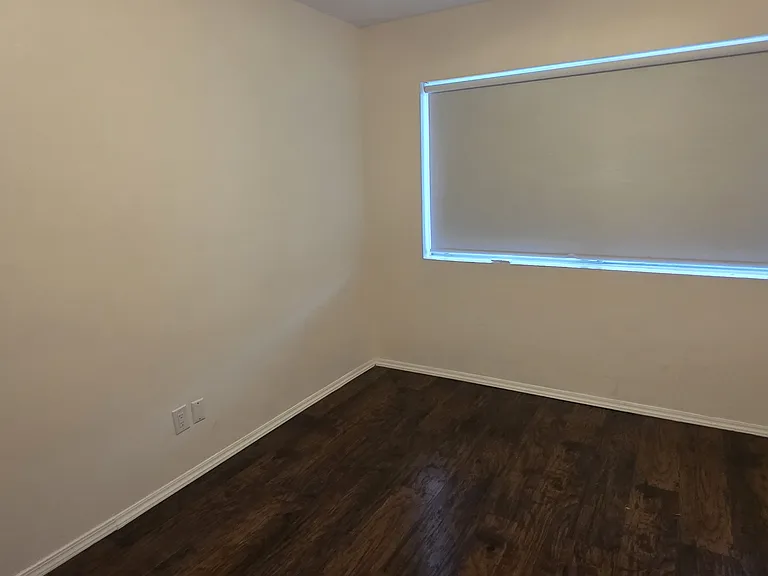 1260 E 4th St #6 — Photo 11