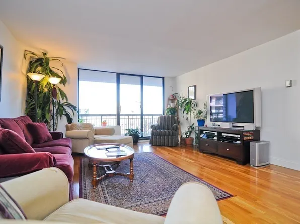 60 Longwood Ave APT 304, Brookline, MA 02446