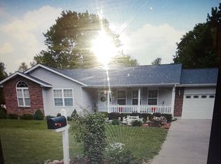 1406 Dawn St, Farmington, MO 63640