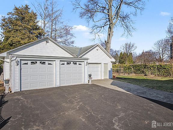3rd image of 212 Vesper Ave