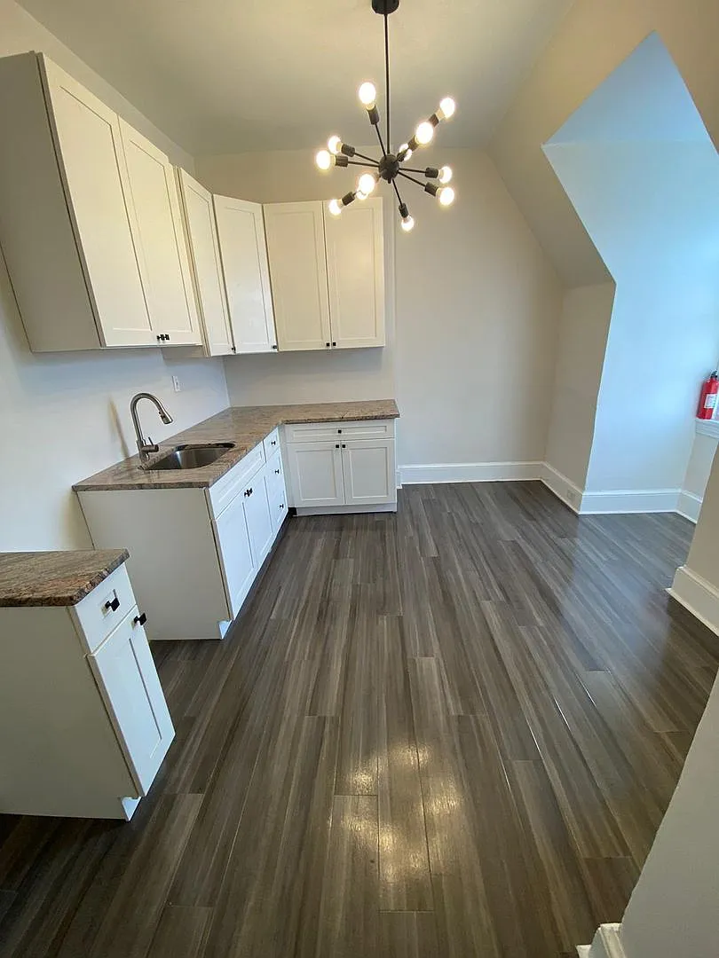 557 Centre Avenue — Photo 2