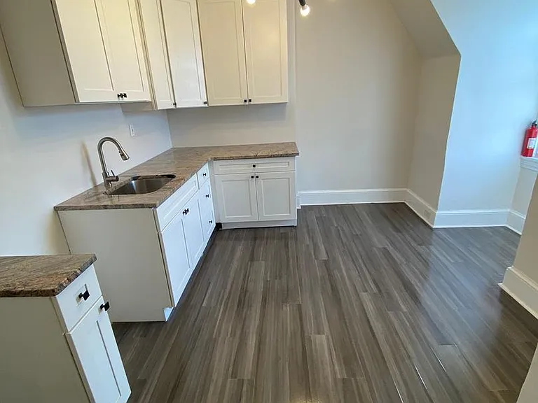 557 Centre Ave — Photo 2