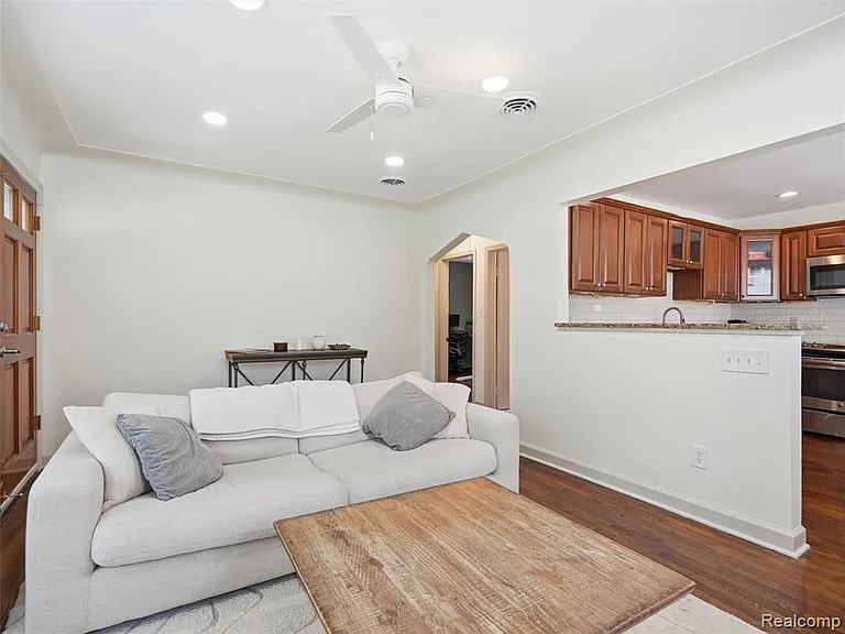 1514 S Wilson Ave — Photo 7