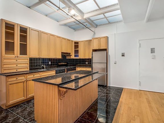 3rd image of 101 W 18th St APT 5E