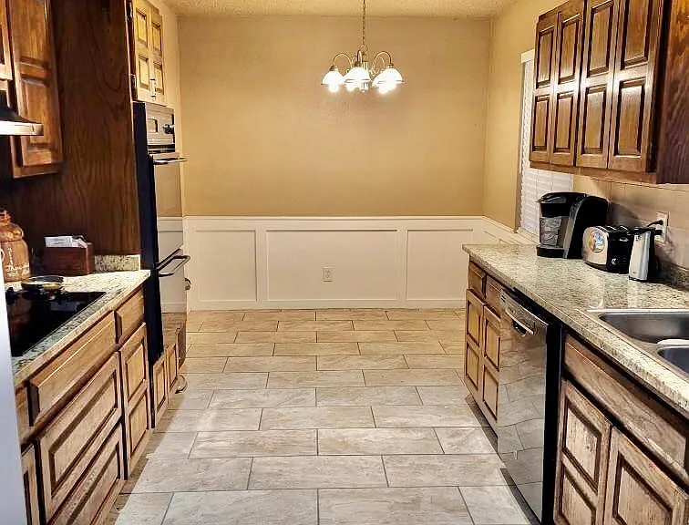 2216 S Fir Ave — Photo 5