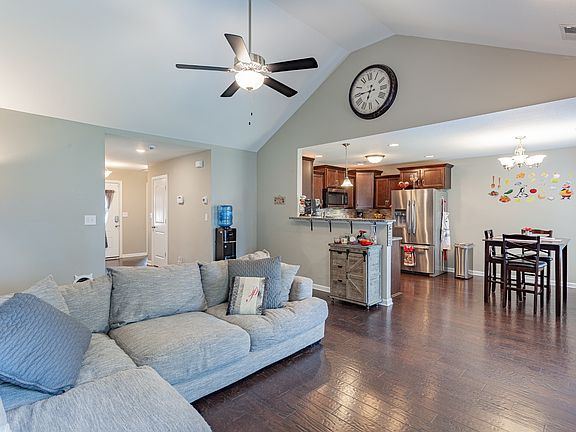 4th image of 527 Sourwood Dr