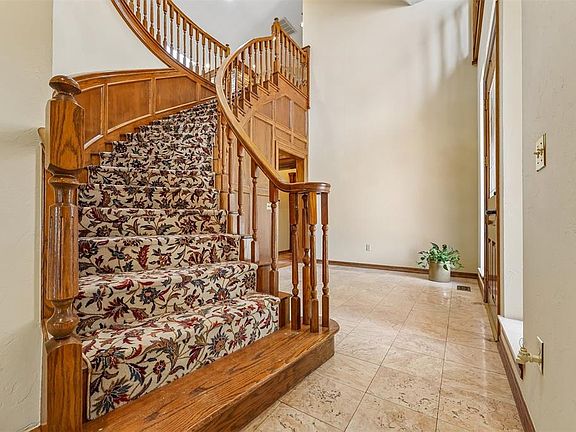 4th image of 425 Country Club Dr