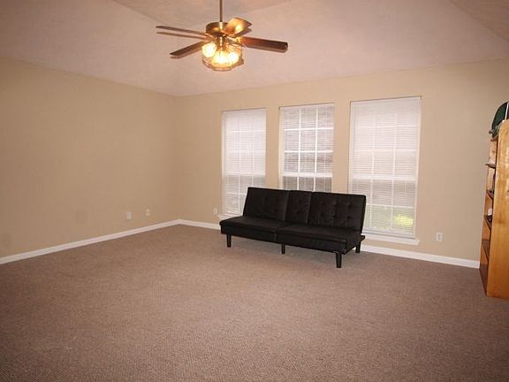 3rd image of 39 N Oakwood Ln