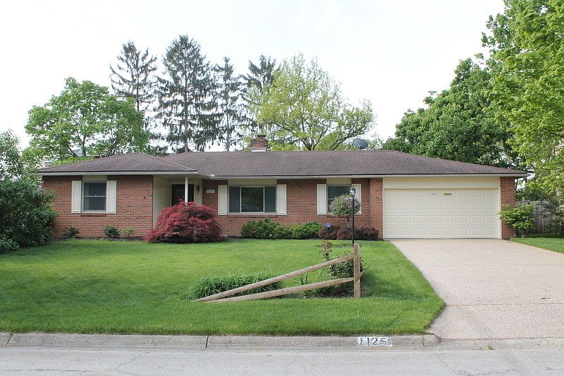 MOVE IN READY
						:
						Very well maintained and super clean 3 bedroom, 2 bath ranch. 1640 Sq ft,