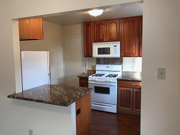 3rd image of 833 Highland Ave