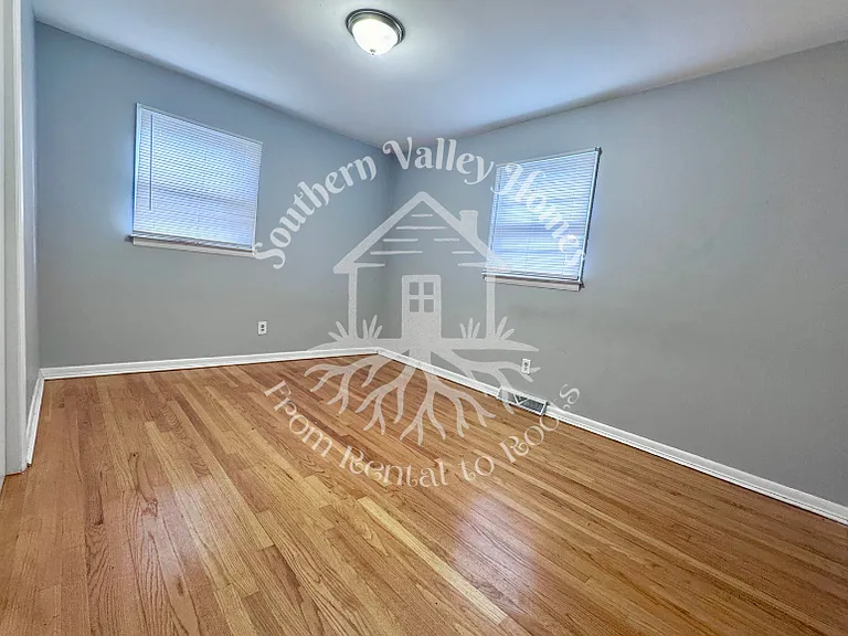 305 Sparta St — Photo 17