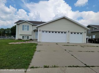 1111 6th St E, Dickinson, ND 58601