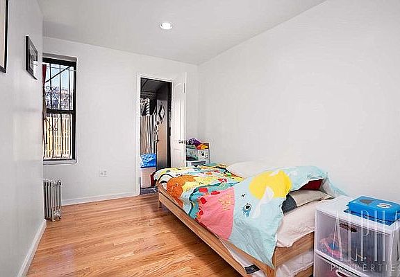 4th image of 161 E 107th St #4