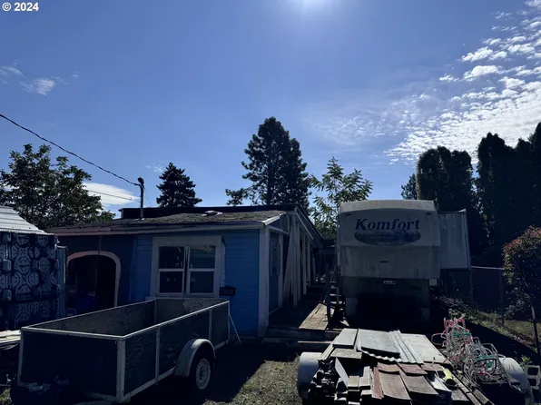 9736 SE Woodstock Ct, Portland, OR 97266