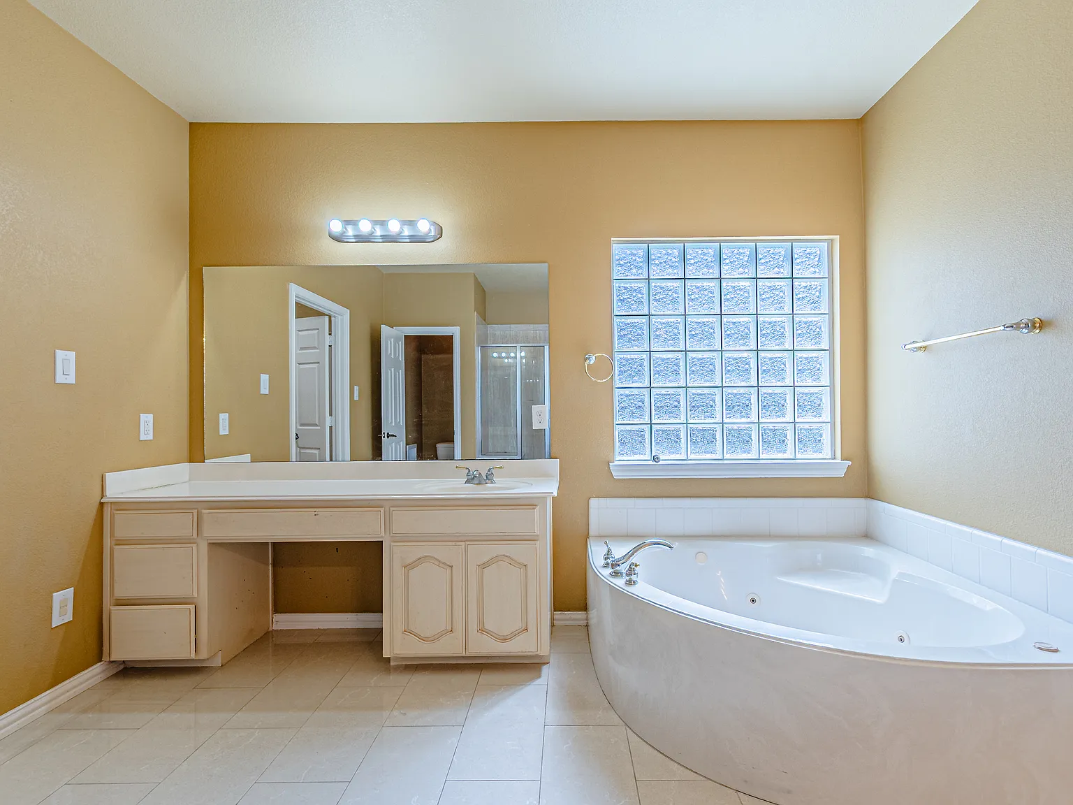 4 bed, 3780 sqft, $4,295 — Photo 4