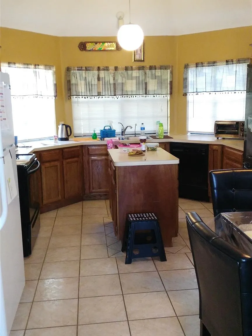 3 bed, 2.5 bath, 2150 sqft, $2,295 — Photo 3
