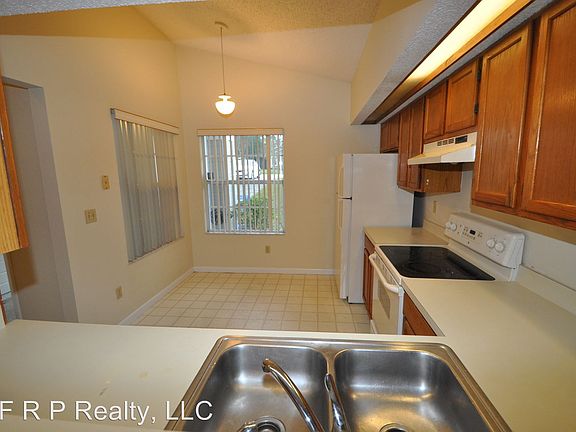 4th image of 106 Newport Sq