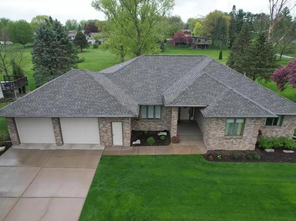 90 Benson Dr, Lewiston, MN 55952