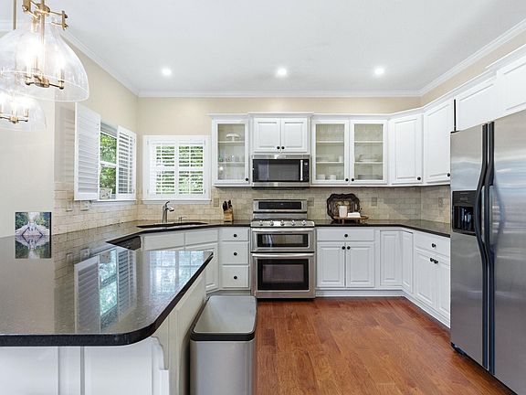 4th image of 37 Saratoga Dr