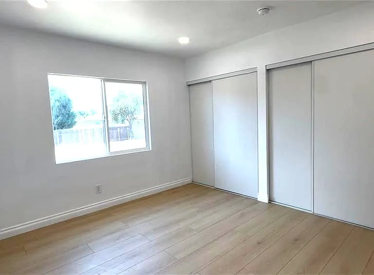 233 E Victoria St — Photo 14