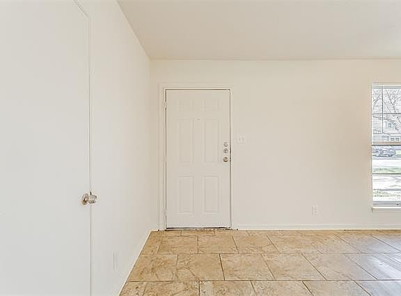 3rd image of 516 NW Newton Dr