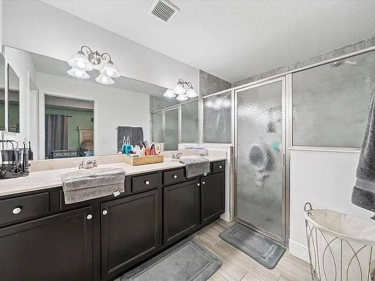 340 Palm Breezes Dr — Photo 16