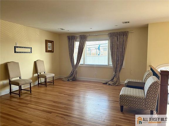 2nd image of 1084 Stelton Rd